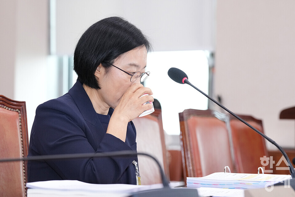 한성숙 중소벤처기업부 장관 후보자가 15일 오전 서울 여의도 국회 산업통산자원중소벤처기업위원회에서 열린 인사청문회에 출석해 물을 마시고 있다. /최대성 기자 dpdaesung@sporbiz.co.kr 2025.07.15.
