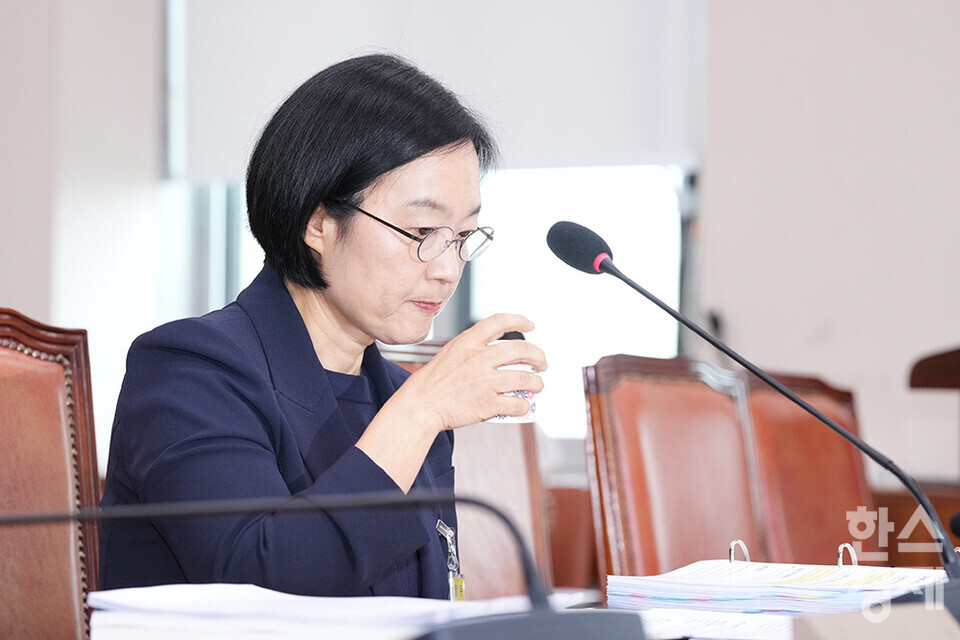 한성숙 중소벤처기업부 장관 후보자가 15일 오전 서울 여의도 국회 산업통산자원중소벤처기업위원회에서 열린 인사청문회에 출석해 물을 마시고 있다. /최대성 기자 dpdaesung@sporbiz.co.kr 2025.07.15.