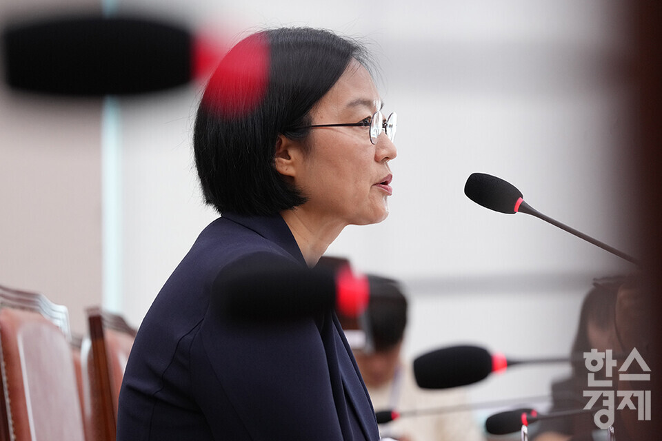 한성숙 중소벤처기업부 장관 후보자가 15일 오전 서울 여의도 국회 산업통산자원중소벤처기업위원회에서 열린 인사청문회에 출석해 의원 질의에 답하고 있다. /최대성 기자 dpdaesung@sporbiz.co.kr 2025.07.15.