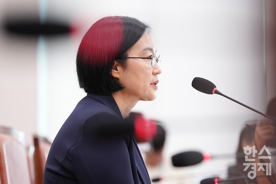 한성숙 중소벤처기업부 장관 후보자가 15일 오전 서울 여의도 국회 산업통산자원중소벤처기업위원회에서 열린 인사청문회에 출석해 의원 질의에 답하고 있다. /최대성 기자 dpdaesung@sporbiz.co.kr 2025.07.15.