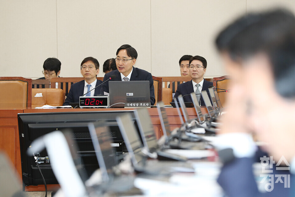 임광현 국세청장 후보자가 15일 서울 여의도 국회 기획재정위원회에서 열린 인사청문회에 출석해 의원 질의에 답변하고 있다. /최대성 기자 dpdaesung@sporbiz.co.kr 2025.07.15.