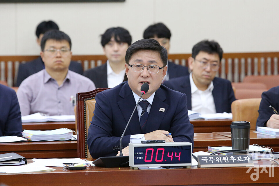 김성환 환경부 장관 후보자가 15일 오전 서울 여의도 국회 환경노동위원회 전체회의장에서 열린 인사청문회에 출석해 의원 질의에 답변하고 있다.  /최대성 기자 dpdaesung@sporbiz.co.kr 2025.07.15.