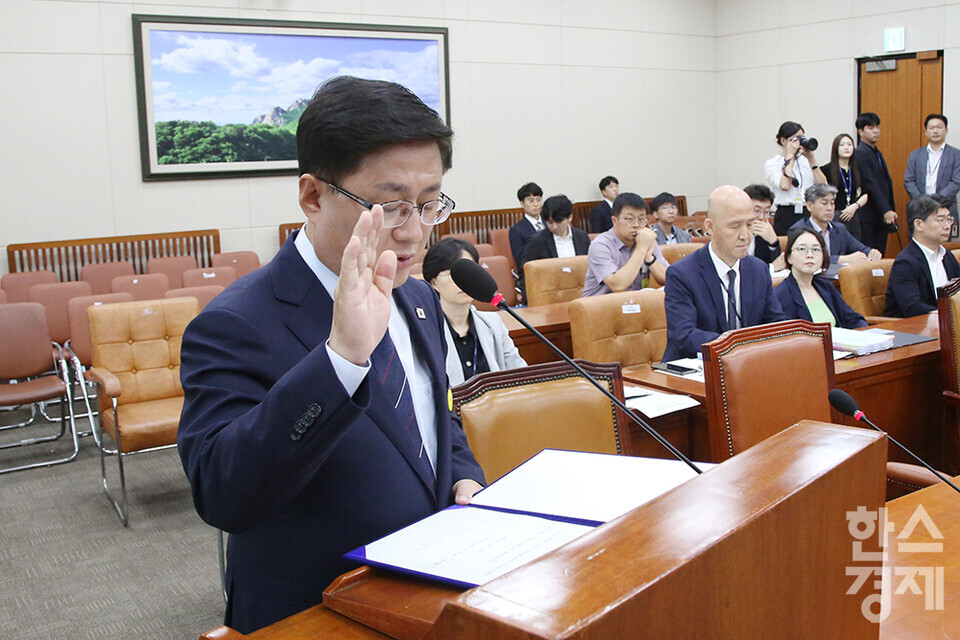 김성환 환경부 장관 후보자가 15일 오전 서울 여의도 국회 환경노동위원회 전체회의장에서 열린 인사청문회에 출석해  후보자 선서를 하고 있다.  /최대성 기자 dpdaesung@sporbiz.co.kr 2025.07.15.