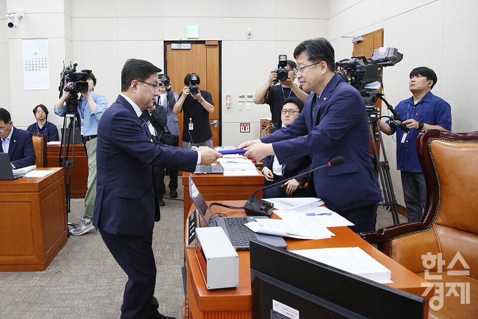 김성환 환경부 장관 후보자가 15일 오전 서울 여의도 국회 환경노동위원회 전체회의장에서 열린 인사청문회에 출석해  후보자 선서문을 위원장에게 제출 하고 있다.  /최대성 기자 dpdaesung@sporbiz.co.kr 2025.07.15.