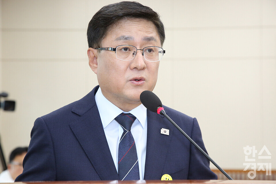 김성환 환경부 장관 후보자가 15일 오전 서울 여의도 국회 환경노동위원회 전체회의장에서 열린 인사청문회에 출석해  모두발언을 하고 있다.  /최대성 기자 dpdaesung@sporbiz.co.kr 2025.07.15.