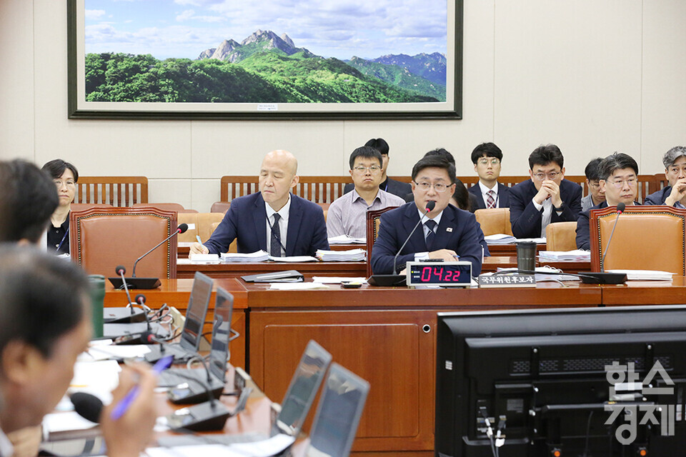 김성환 환경부 장관 후보자가 15일 오전 서울 여의도 국회 환경노동위원회 전체회의장에서 열린 인사청문회에 출석해 의원 질의에 답변하고 있다.  /최대성 기자 dpdaesung@sporbiz.co.kr 2025.07.15.