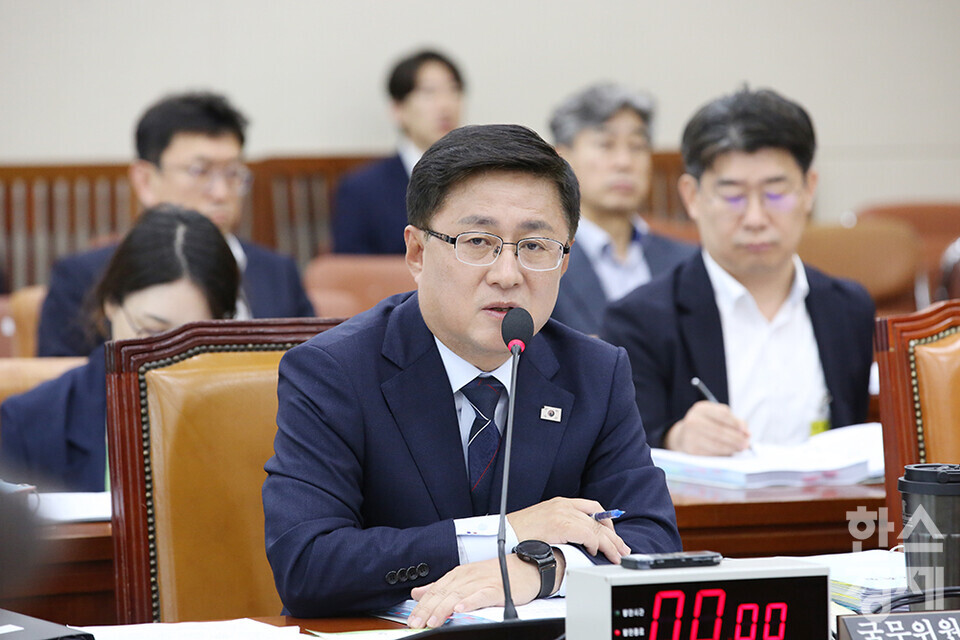 김성환 환경부 장관 후보자가 15일 오전 서울 여의도 국회 환경노동위원회 전체회의장에서 열린 인사청문회에 출석해 의원 질의에 답변하고 있다.  /최대성 기자 dpdaesung@sporbiz.co.kr 2025.07.15.