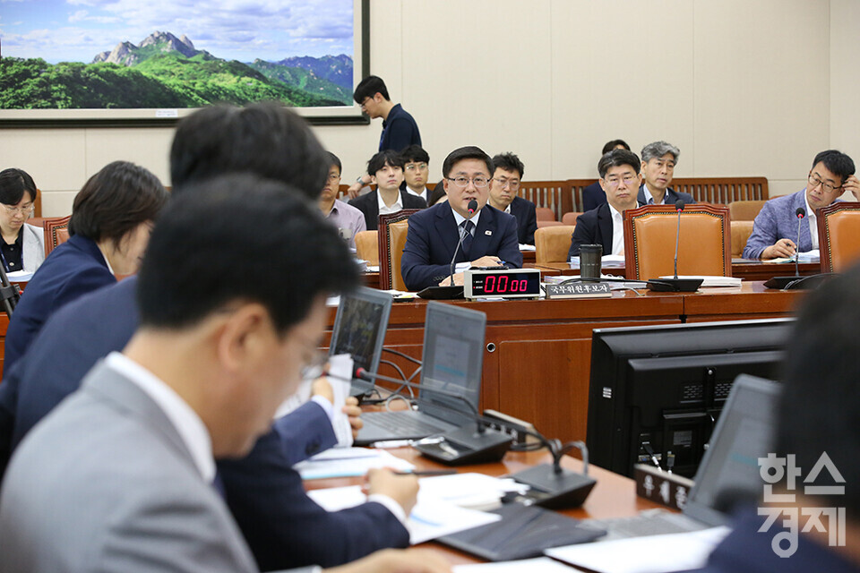 김성환 환경부 장관 후보자가 15일 오전 서울 여의도 국회 환경노동위원회 전체회의장에서 열린 인사청문회에 출석해 의원 질의에 답변하고 있다.  /최대성 기자 dpdaesung@sporbiz.co.kr 2025.07.15.