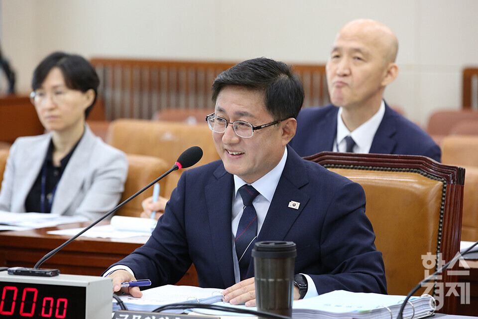김성환 환경부 장관 후보자가 15일 오전 서울 여의도 국회 환경노동위원회 전체회의장에서 열린 인사청문회에 출석해 의원 질의에 답변하고 있다.  /최대성 기자 dpdaesung@sporbiz.co.kr 2025.07.15.