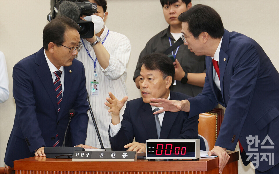  15일 국회 정무위원회에서 열린 권오을 국가보훈부 장관 후보자 인사청문회에 유한흥 위원장이 양당 간사와 이야기하고 있다. /최대성 기자 dpdaesung@sporbiz.co.kr 2025.07.15.