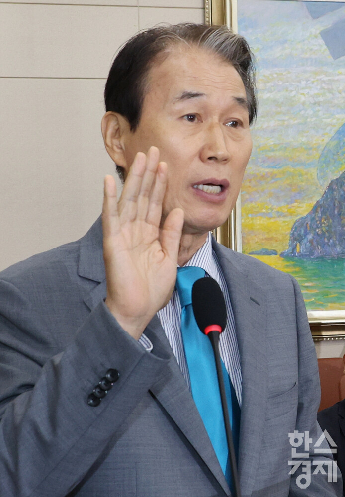 권오을 국가보훈부 장관 후보자가 15일 국회 정무위원회에서 열린 인사청문회에서 후보자 선서를 하고 있다. /최대성 기자 dpdaesung@sporbiz.co.kr 2025.07.15.