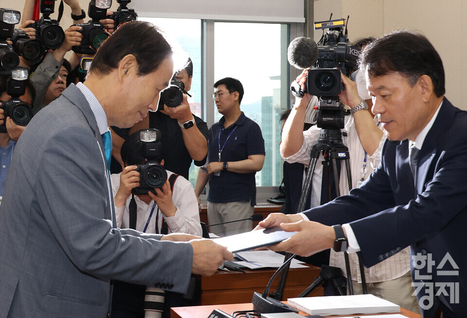 권오을 국가보훈부 장관 후보자가 15일 국회 정무위원회에서 열린 인사청문회에서 후보자 선서문을 제출하고 있다. /최대성 기자 dpdaesung@sporbiz.co.kr 2025.07.15.