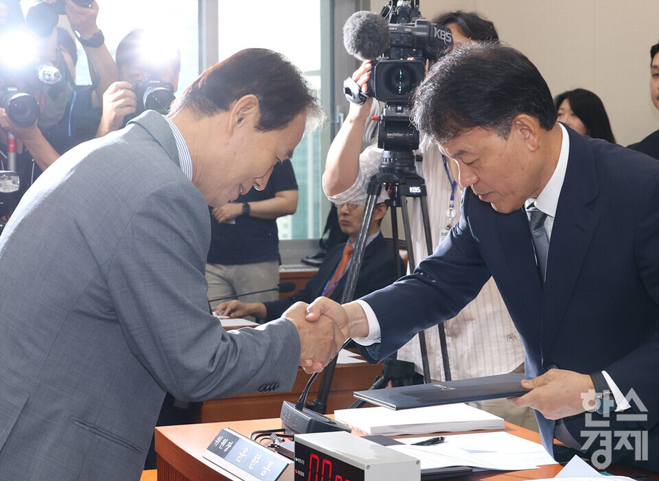 권오을 국가보훈부 장관 후보자가 15일 국회 정무위원회에서 열린 인사청문회에서 후보자 선서문을 제출하고 있다. /최대성 기자 dpdaesung@sporbiz.co.kr 2025.07.15.