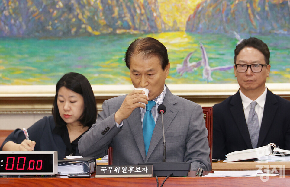 권오을 국가보훈부 장관 후보자가 15일 국회 정무위원회에서 열린 인사청문회에서 물을 마시고 있다. /최대성 기자 dpdaesung@sporbiz.co.kr 2025.07.15.
