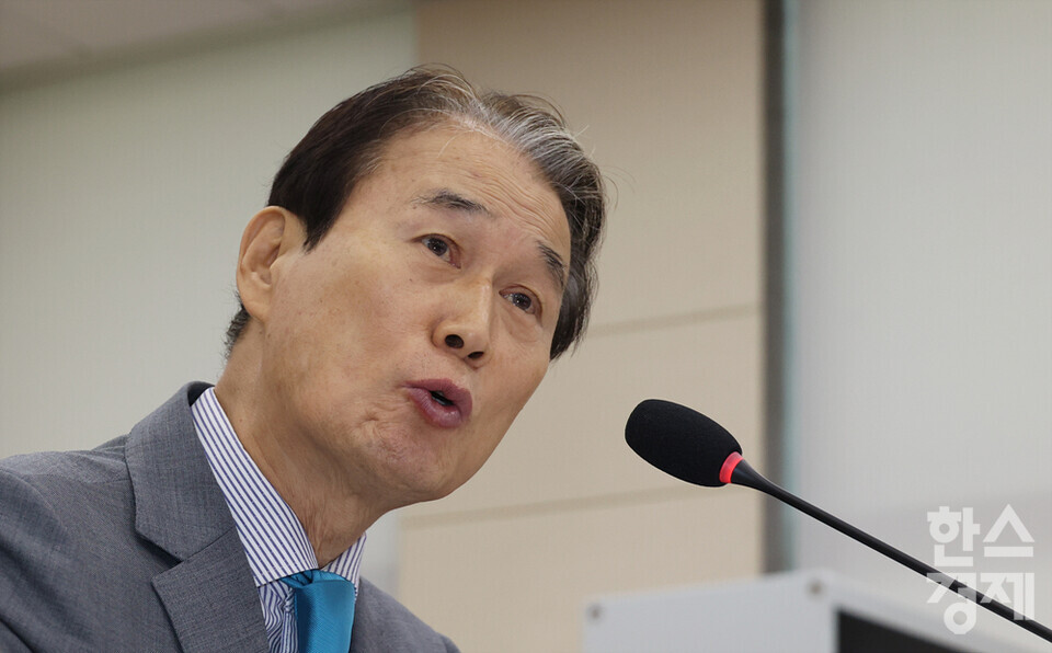 권오을 국가보훈부 장관 후보자가 15일 국회 정무위원회에서 열린 인사청문회에서 의원 질의에 답변하고 있다. /최대성 기자 dpdaesung@sporbiz.co.kr 2025.07.15.