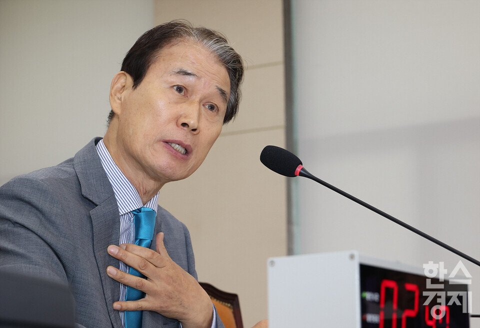 권오을 국가보훈부 장관 후보자가 15일 국회 정무위원회에서 열린 인사청문회에서 의원 질의에 답변하고 있다. /최대성 기자 dpdaesung@sporbiz.co.kr 2025.07.15.