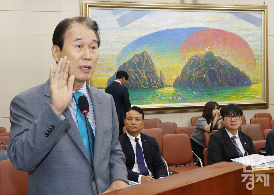 권오을 국가보훈부 장관 후보자가 15일 국회 정무위원회에서 열린 인사청문회에서 후보자 선서를 하고 있다. /최대성 기자 dpdaesung@sporbiz.co.kr 2025.07.15.