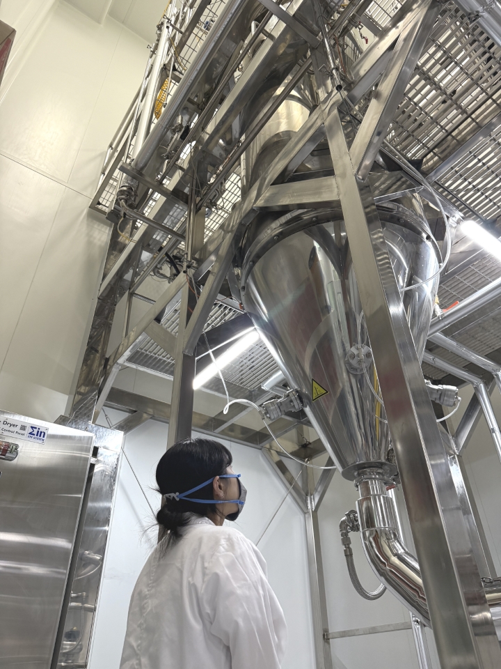 펩트론의 장기지속형 치료제 플랫폼 '스마트데포(SmartDepot)'의 핵심설비인 대형 분무건조기 모습./펩트론 제공