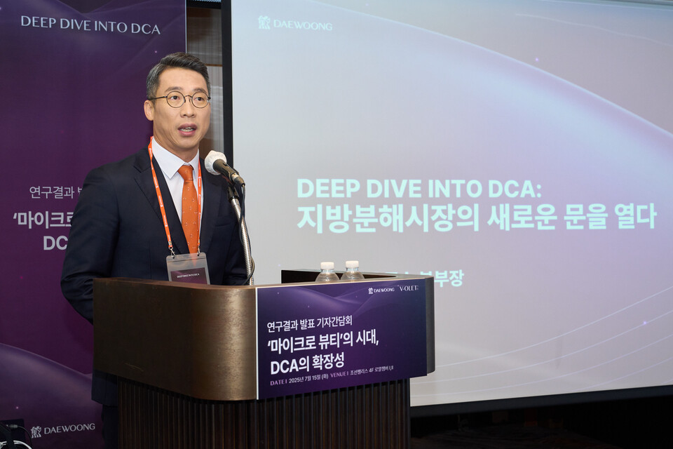 윤준수 대웅제약 나보타사업 본부장이 기자간담회에서 지방파괴주사제인 브이올렛의 주성분 데옥시콜산(DCA)을 소개하고 있다./대웅제약 제공