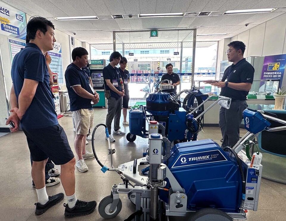 2025 KCC 예비 경영주 워크숍 행사에서 KCC와 한국그레이코가 협업해 워크숍 참석자들에게 도장 장비 활용 교육을 실시하고 있다./ KCC 제공