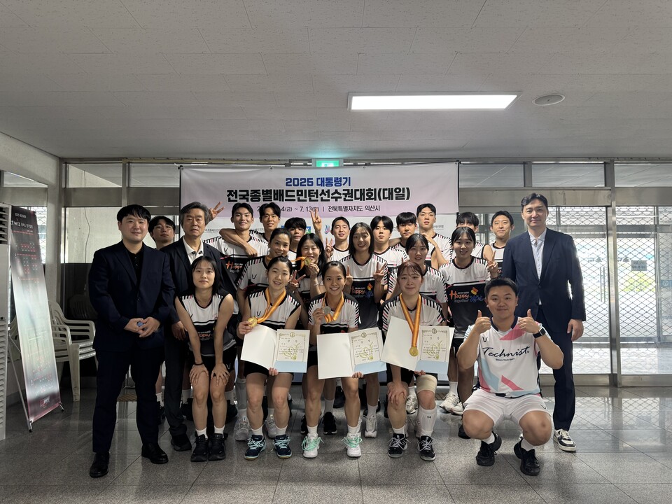 2025 익산 대통령기 전국종별배드민턴선수권대회 남자 단체전 우승에 이어 여자 단식과 복식석권. 사진=김천시 제공