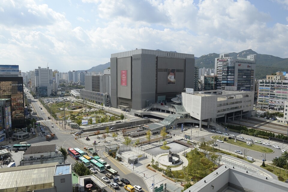 소비도시에서 산업도시로의 전환도 본격화된다. 캠프 레드클라우드 부지 약 84만㎡는 경제자유구역 후보지로 지정돼 글로벌 비즈니스 허브로 개발된다. 디자인, 미디어콘텐츠, AI 등 신산업을 유치해 지역 내 일자리·기업·인재를 연결하는 산업 생태계 조성을 목표로 한다./ 의정부시 제공