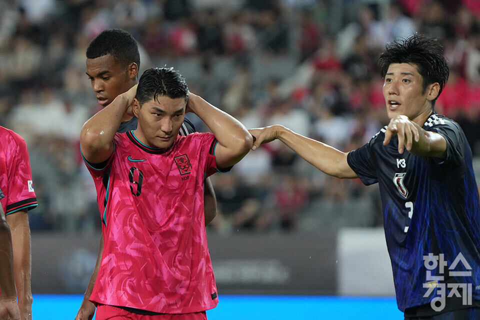 한국 축구 대표팀 공격수 주민규가 15일 오후 경기도 용인미르스타디움에서 열린 2025 동아시아축구연맹(EAFF) E-1 풋볼 챔피언십 일본과 경기서 경기가 안풀리자 머리를 쓸어넘기고 있다. /용인=최대성 기자