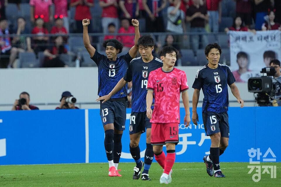 한국 축구 대표팀 수비수 김문환이 15일 오후 경기도 용인미르스타디움에서 열린 2025 동아시아축구연맹(EAFF) E-1 풋볼 챔피언십 일본과의 경기서 저메인에게 실점한 후 아쉬워하고 있다. /용인=최대성 기자 
