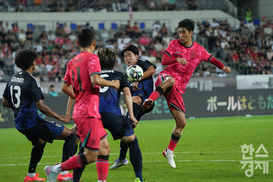 한국 축구 대표팀 미드필더 서민우가 15일 오후 경기도 용인미르스타디움에서 열린 2025 동아시아축구연맹(EAFF) E-1 풋볼 챔피언십 일본과의 경기서 볼경합을 벌이고 있다. /용인=최대성 기자