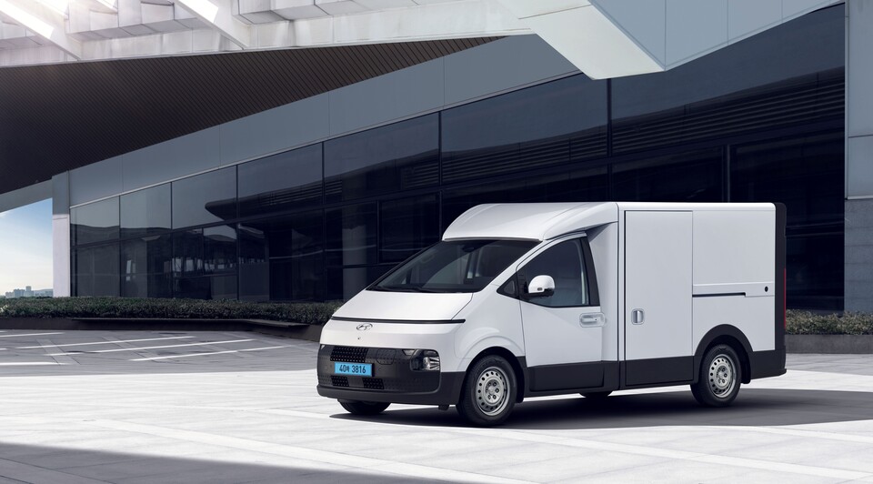 현대자동차가 전동화 비즈니스 플랫폼 ST1의 상품성을 강화하고 경제형 트림을 추가한 연식 변경 모델 ‘2026 ST1’을 출시했다. ‘2026 ST1’ 카고./현대차