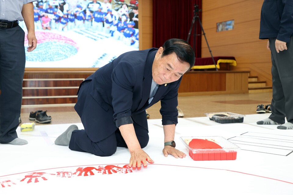 수원특례시의회 이재식 의장이 광복 80주년을 앞두고 시민들과 함께 대형 태극기를 제작하며 광복의 의미를 되새겼다./ 수원특례시의회 제공