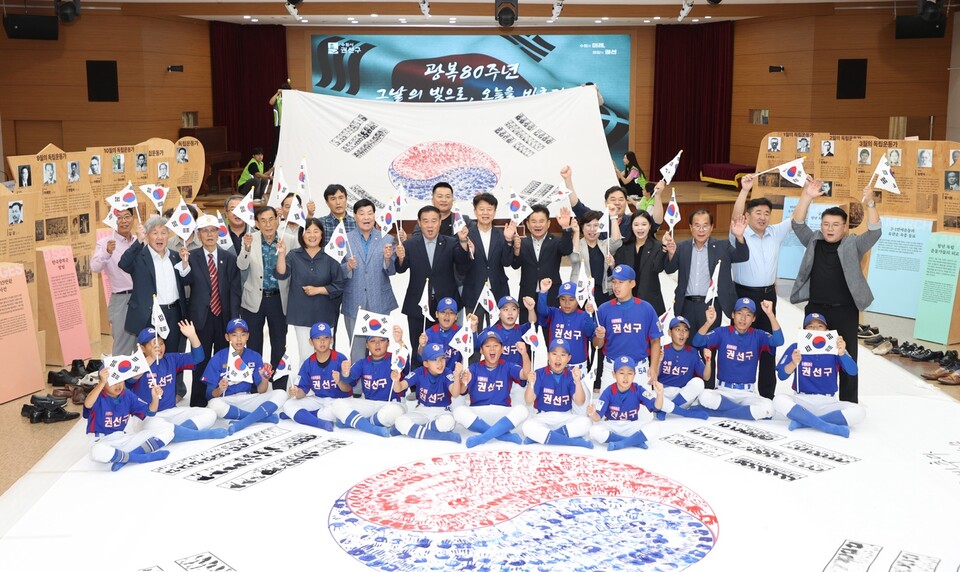 이재식 의장은 “태극기에 새겨진 손도장을 통해 안중근 의사의 손도장을 떠올리며 그 숭고한 뜻을 함께 되새기길 바란다”며 “오늘 완성된 태극기가 조국 독립을 향한 선열들의 고귀한 정신과 희생을 기억하는 상징으로 남기를 바란다”고 강조했다./ 수원특례시의회 제공