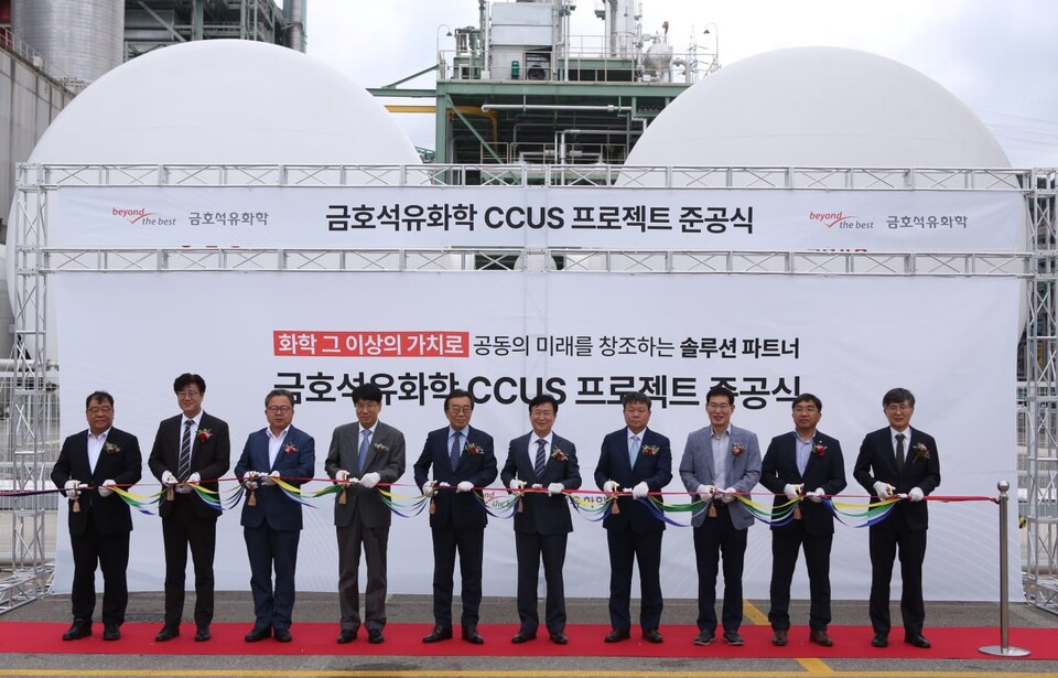 CCUS 준공식 행사 참석자들이 테이프커팅식을 진행하고 있다. (좌측 네번째부터 오른쪽으로) 장갑종 K&H특수가스 대표이사, 백종훈 금호석유화학 대표이사, 정기명 여수시장./ 금호석유화학 제공