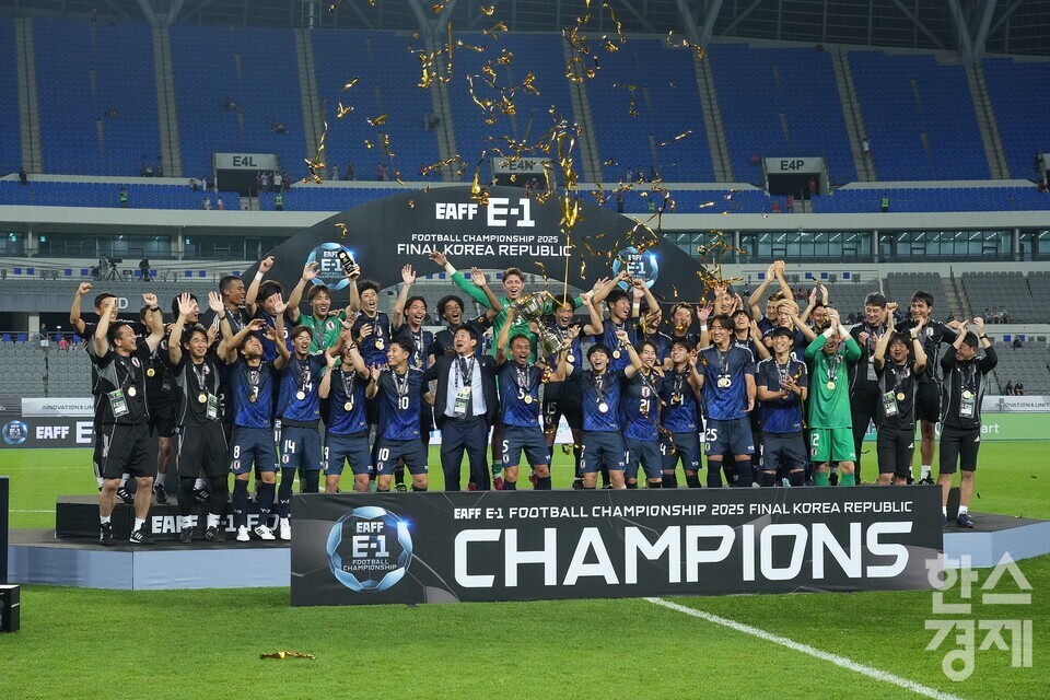 일본 축구 대표팀이 15일 경기도 용인미르스타디움에서 열린 2025 동아시아축구연맹(EAFF) E-1 챔피언십(동아시안컵) 남자부 한국과 최종 3차전에서 승리한 후 우승의 순간을 만끽하고 있다. /최대성 기자