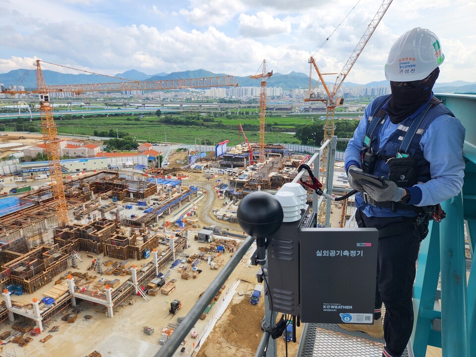 포스코이앤씨 직원이 케이웨더의 IoT 기반 AI 건설기상정보시스템을 조작하고 있다./케이웨더