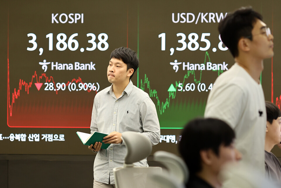 코스피가 16일 외국인과 기관의 차익 실현 매물 출회에 3200선을 다시 내어줬다. /사진=연합뉴스