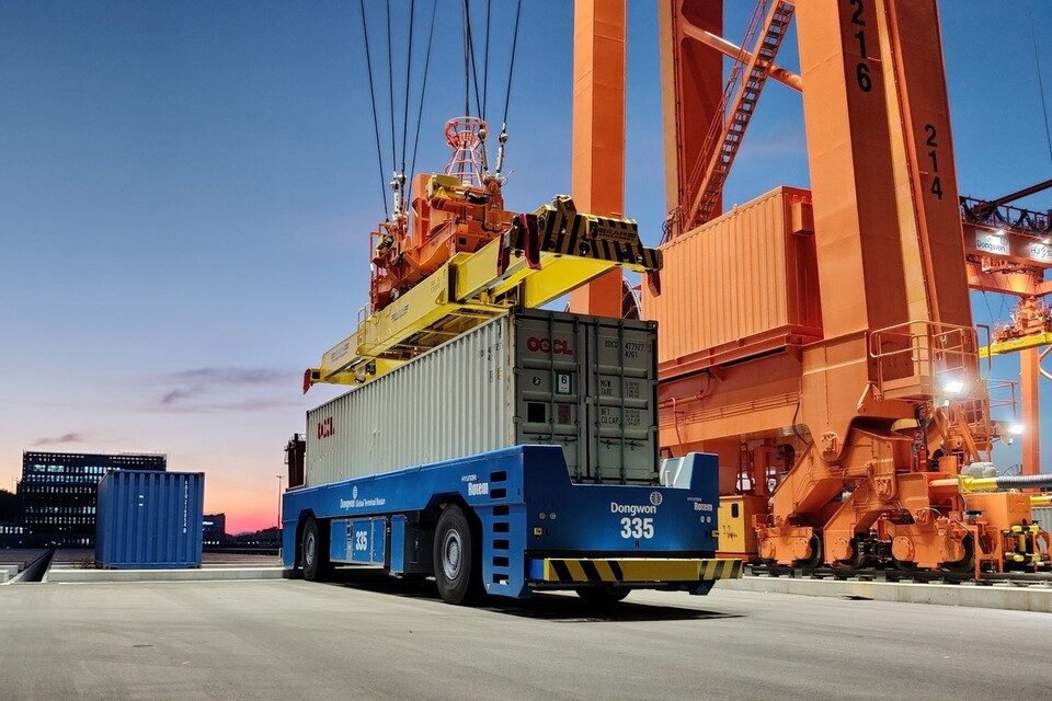 현대로템이 부산 신항 7부두에 공급한 항만 AGV./현대로템