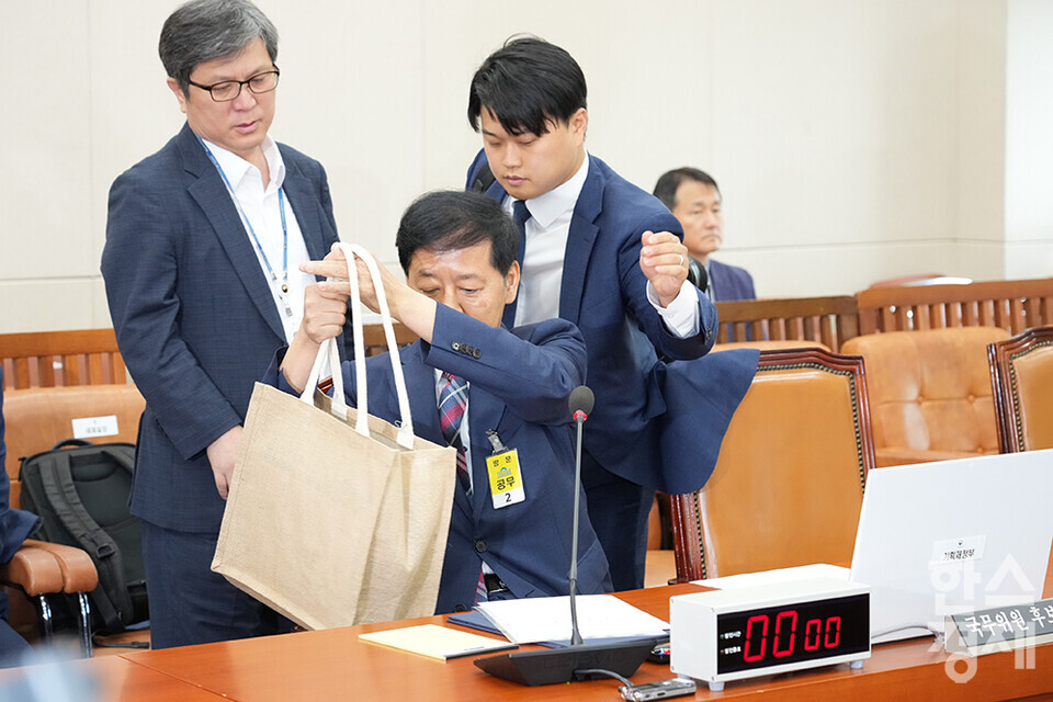 구윤철 경제부총리 겸 기획재정부 장관 후보자가 17일 서울 여의도 국회 기획재정위원회 전체회의에서 열린 인사청문회에 출석해 짐을 정리하고 있다. /최대성 기자 dpdaesung@sporbiz.co.kr 2025.07.17.
