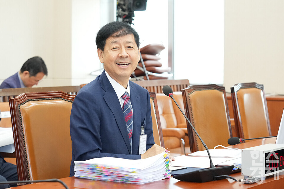 구윤철 경제부총리 겸 기획재정부 장관 후보자가 17일 서울 여의도 국회 기획재정위원회 전체회의에서 열린 인사청문회에 출석해 취재진에 인사하고 있다. /최대성 기자 dpdaesung@sporbiz.co.kr 2025.07.17.