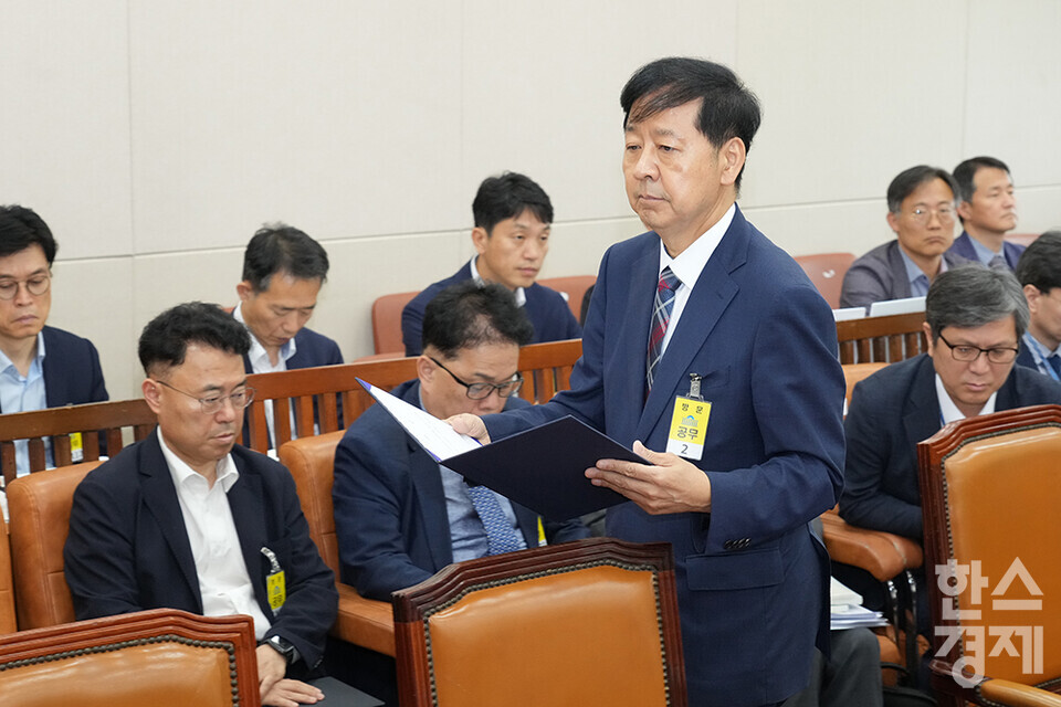 구윤철 경제부총리 겸 기획재정부 장관 후보자가 17일 서울 여의도 국회 기획재정위원회 전체회의에서 열린 인사청문회에 출석해 후보자 선서를 위해 이동하고 있다. /최대성 기자 dpdaesung@sporbiz.co.kr 2025.07.17.