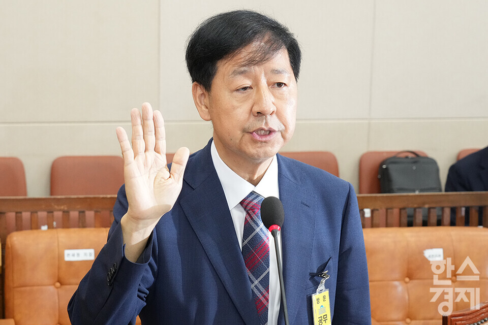 구윤철 경제부총리 겸 기획재정부 장관 후보자가 17일 서울 여의도 국회 기획재정위원회 전체회의에서 열린 인사청문회에 출석해 후보자 선서를 하고 있다. /최대성 기자 dpdaesung@sporbiz.co.kr 2025.07.17.
