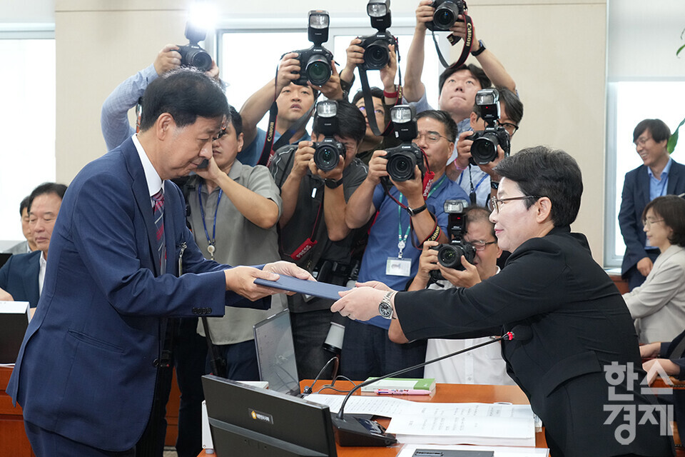 구윤철 경제부총리 겸 기획재정부 장관 후보자가 17일 서울 여의도 국회 기획재정위원회 전체회의에서 열린 인사청문회에 출석해 후보자 선서문을 제출하고 있다. /최대성 기자 dpdaesung@sporbiz.co.kr 2025.07.17.