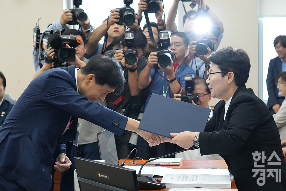 구윤철 경제부총리 겸 기획재정부 장관 후보자가 17일 서울 여의도 국회 기획재정위원회 전체회의에서 열린 인사청문회에 출석해 후보자 선서문을 제출하고 있다. /최대성 기자 dpdaesung@sporbiz.co.kr 2025.07.17.