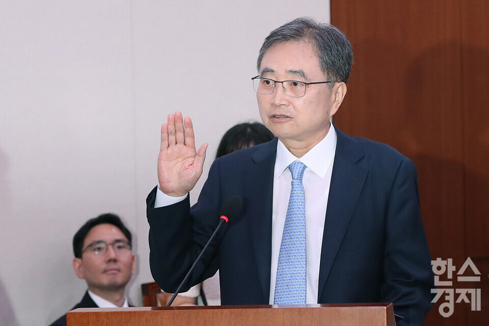 조현 외교부 장관 후보자가  17일 서울 여의도 국회 외교통일위원회 전체회의에서 열린 인사청문회에 출석해  후보자 선서를 하고 있다. /최대성 기자 dpdaesung@sporbiz.co.kr 2025.07.17.