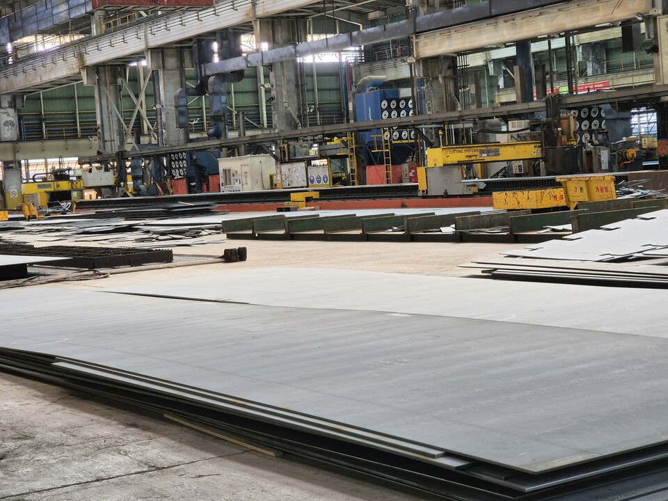 조선소 선각공장에 입고된 후판./임준혁 기자