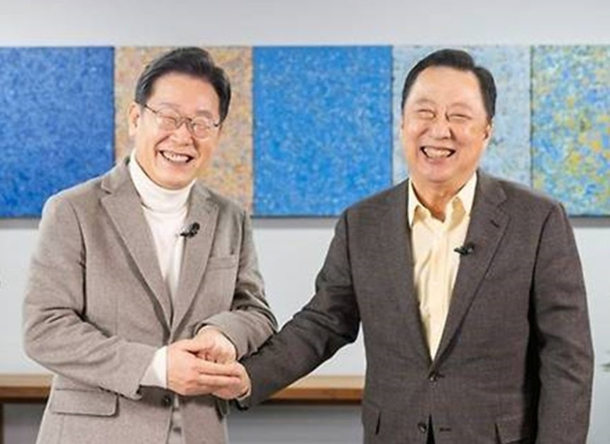 2022년 1월 이재명 당시 더불어민주당 대선후보가 박용만 전 대한상공회의소 회장이 이사장을 맡고 있는 재단법인 '같이 걷는 길' 사무실을 찾아 대담을 앞두고 기념사진을 찍고 있다. 사진=연합뉴스