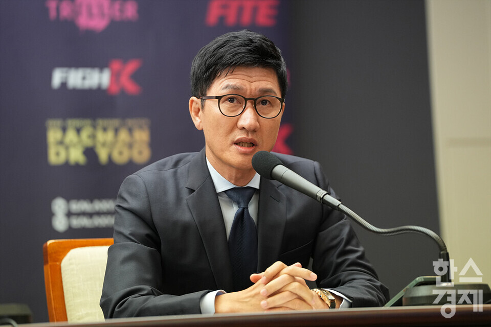 이기훈 웰바이오텍·삼부토건 회장이 11일 오전 서울 중구 프레스센터에서 열린 매니 파퀴아오와 D.K. Yoo(유대경)와의 스페셜 매치 기자회견에서 발언을 하고 있다. 파퀴아오는 경기 주관사 파이트케이, 웰바이오텍과 함께 이번 스페셜 매치 대전료를 우크라이나 전쟁 피해 구호를 위해 기부할 예정이다. /김근현 기자 khkim@sporbiz.co.kr