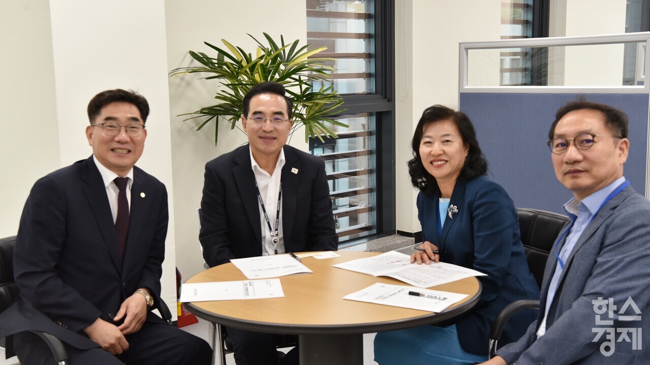 ▲이병운 순천대 총장(왼쪽 첫번째)이 16일부터 이틀간 국회와 국정기획위원회를 찾아 전남도 국립의과대학 설립 당위성을 설명하고 관련 정책이 국정과제에 반영될 수 있도록 건의했다. (사진=순천대)