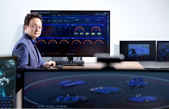 임정민 렉스이노베이션 대표와 재생에너지 기반 분산형 전원 통합 제어 플랫폼 '가상 발전소(VPP)-EQ'/렉스이노베이션 제공