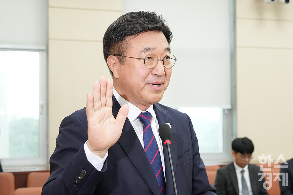 윤호중 행정안전부 장관 후보자가 18일 오전 서울 여의도 국회 행정안전위원회 인사청문회에 출석해 후보자 선서를 하고 있다. /최대성 기자 dpdaesung@sporbiz.co.kr 2025.07.18.